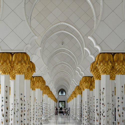 A clean white musk perfume oil with fresh citrus, green notes, and soft florals. Light, refreshing, and inspired by Middle Eastern fragrance traditions.